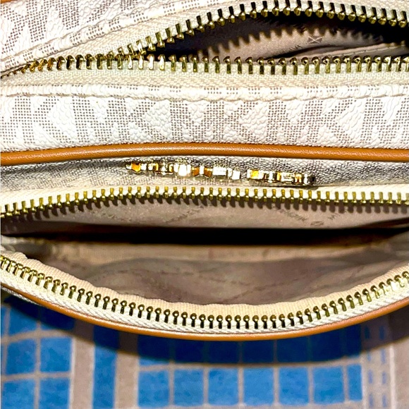 Michael Kors - Jet Set Travel Medium Logo Crossbody Bag - Picture 11 of 13